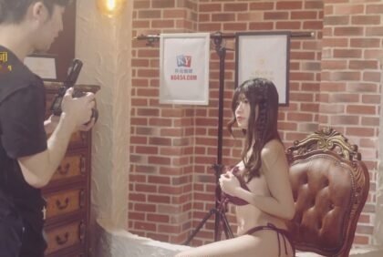 เขาถ่ายรูปที่น่าดึงดูดและนักแสดงเซ็กซี่โดยไม่คาดคิด