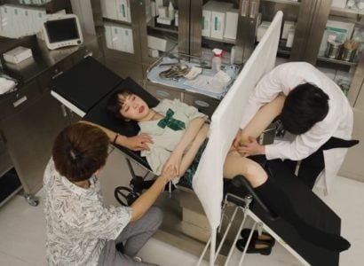 แพทย์ตอบสนองผู้ป่วยในระหว่างการตรวจ
