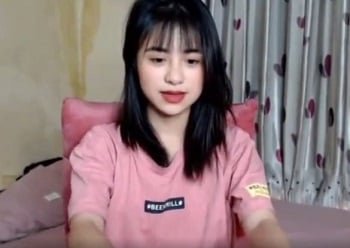 เธอแสดงให้เห็นรอบเซ็กซี่และเย้ายวนใจของเธอ
