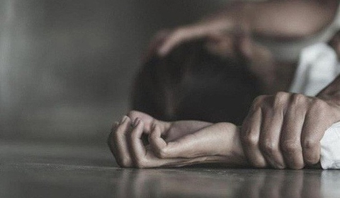 ข่มขืนผู้หญิงที่น่าสงสารในคืนที่มืดมิด