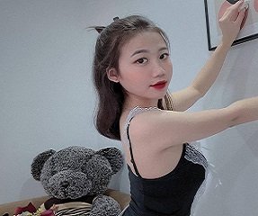 น้องสาวที่สวยงามมีความสุขที่จะทำให้เขารู้สึก