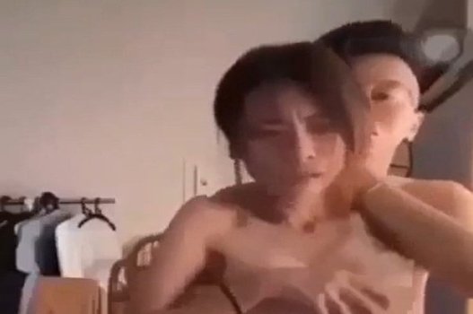 Hoang Cuu Bao และแฟนสาวของเขา Linh Linh บันทึกช่วงเวลาที่ร้อนแรง