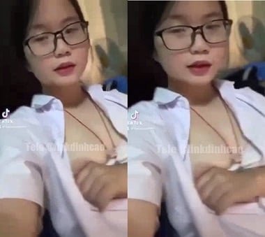 ครั้งแรกที่เธอจูบสาวใหม่ของเธออย่างลับๆเมื่อเธอดูดารากลางคืน