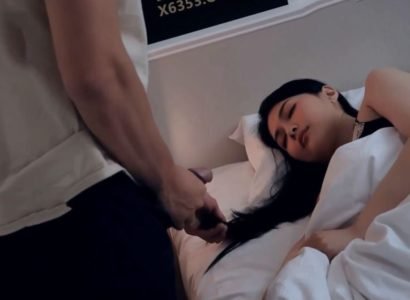 ทันใดนั้นแม่เลี้ยงก็ปรากฏขึ้นเมื่อลูกชายของเธอกำลังถ่ายเซลฟี่