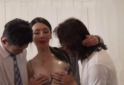 หน้าอกเย้ายวนใจของลูกชายสองคนเพื่อตอบสนองความหลงใหล