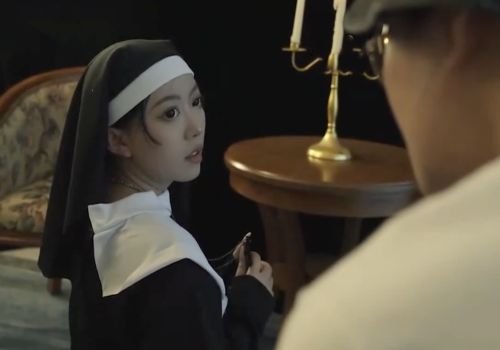 หลังจาก 10 ปีของการได้เห็นครูที่น่าเกลียดคราวนี้เขามุ่งมั่นที่จะระเบิดความหลงใหลเกี่ยวกับนักเรียนหญิง